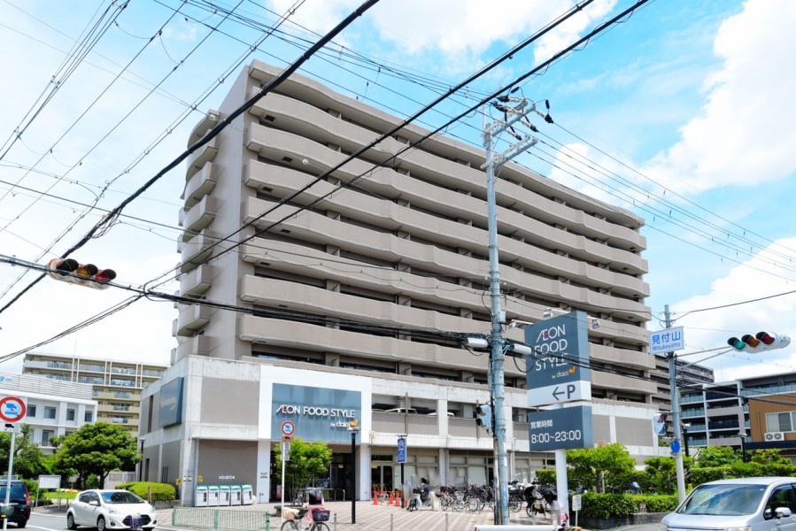 JR茨木駅徒歩12分です。建物の1階部分にはダイエー上穂積店が入っていますので、毎日のお買い物も便利です。近隣には医療機関やコンビニ等も揃っており、生活しやすい住環境が魅力的です。