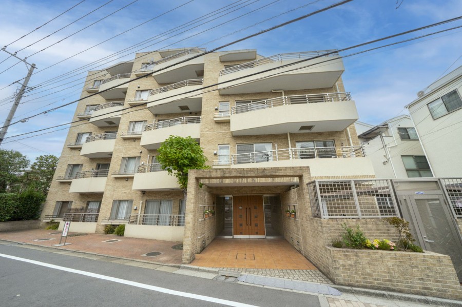 平成14年竣工のカーサフェリス洗足は、レンガ調タイル貼りの外観がお洒落なマンションです。目黒線や大井町線、池上線が利用でき、都心部、新横浜へのアクセス良好。暮らしやすさと利便性を兼ね備えた住まいです。