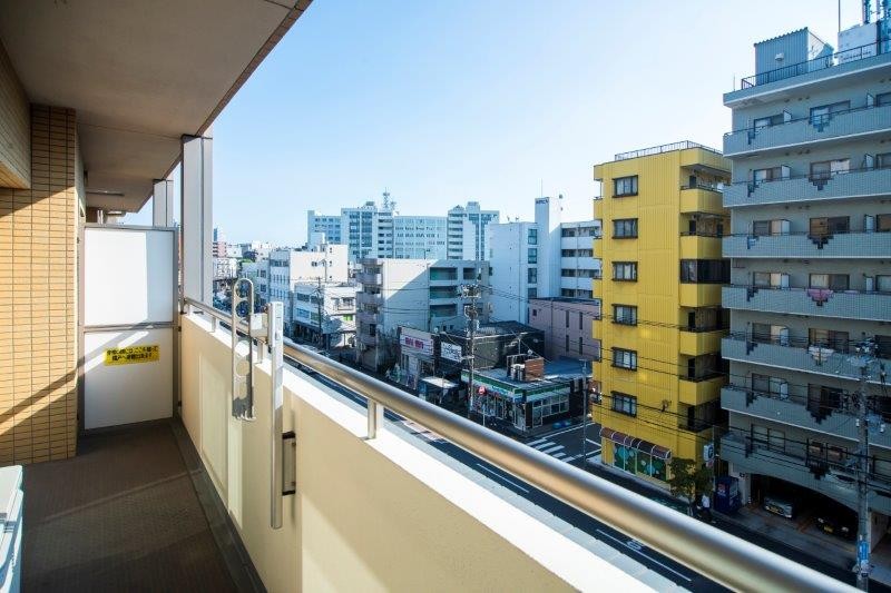 対面の建物との距離が離れているため、採光性が高く陽当たり良好なバルコニーです。洗濯金物付きで晴れた日にはしっかりと洗濯物を乾かせそうです。