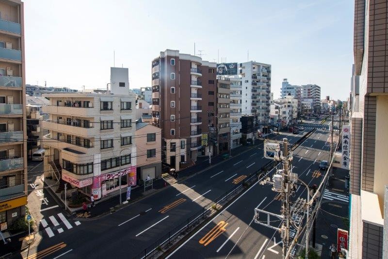 バルコニーからの眺望です。あたたかな陽光を感じながら、活気と安らぎが入り混じる居心地の良いアーバンライフを満喫できます♪