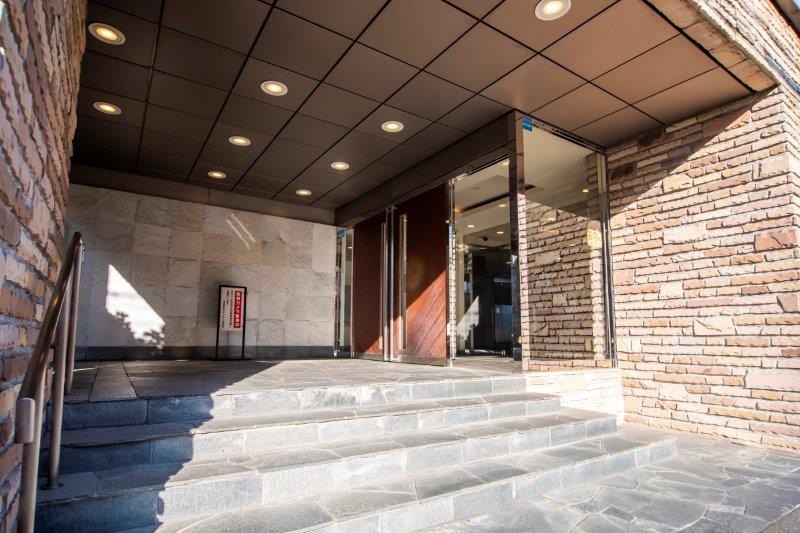 街の雰囲気と呼応するように、スタイリッシュで機能的なエントランスです。オートロック付きなのでセキュリティ面も安心ですね。