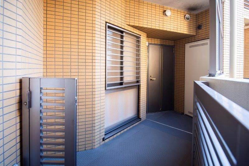 ポーチ付きでプライバシーが守られた玄関前です。ポーチがあることで、マンションの外観を守りながら、インテリアを楽しむことができます。