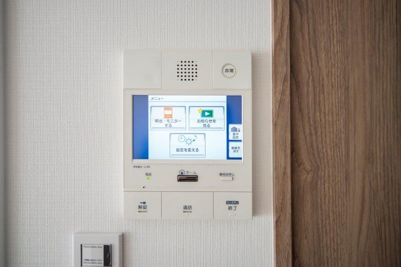 ◆TVモニター付インターホン◆訪ねてきた相手をモニター越しに確認でき、防犯対策に役立ちます。インターホン越しに話をすることが可能です