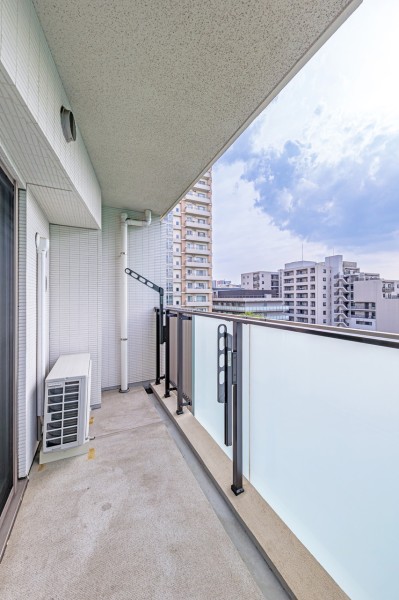 バルコニーからは遠くまで空が見渡せる見晴らしの良い眺望が広がっています。前方の建物とは距離があるので、晴れた日には洗濯物がしっかり乾きそうです♪