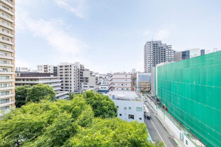 前方に高い建物がないため、広がる空を仰ぐ眺望です。遠くの天気もよく見え開放感が溢れるひととき。だんだんと変わっていく空の色を愉しみリフレッシュするのも良さそうです。