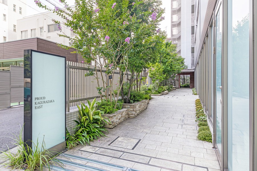 洗練された共用部が安らぎに満ちた住まいへ誘います。都市の喧騒を遠ざけ、緊張を脱がせ、気持ちを仕立て直すアプローチです。