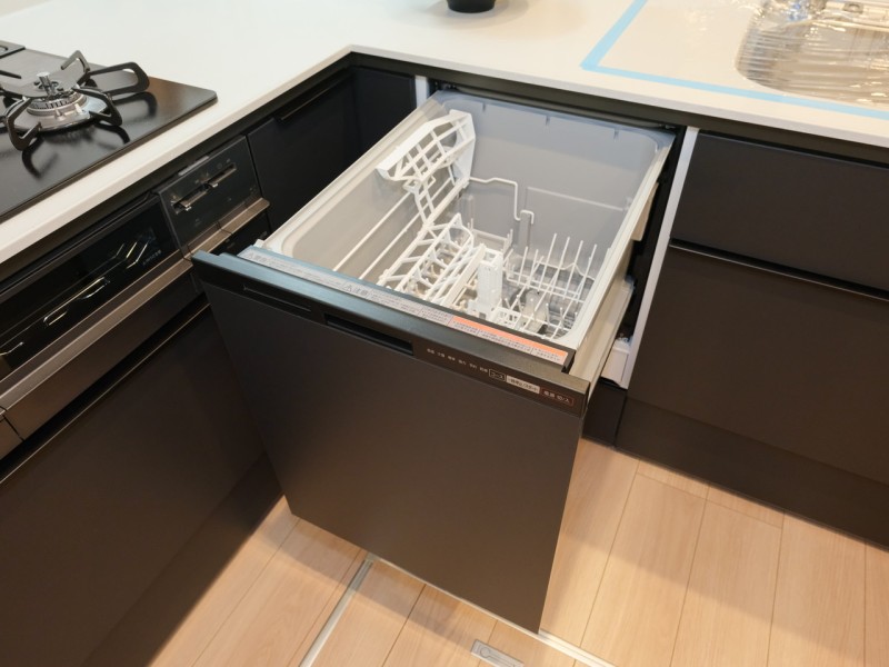 ◆食器洗浄乾燥機◆家事の時間を短縮できる優れもの。さらに節水・節約を同時に行うことができるので、大変人気があり重宝します。
