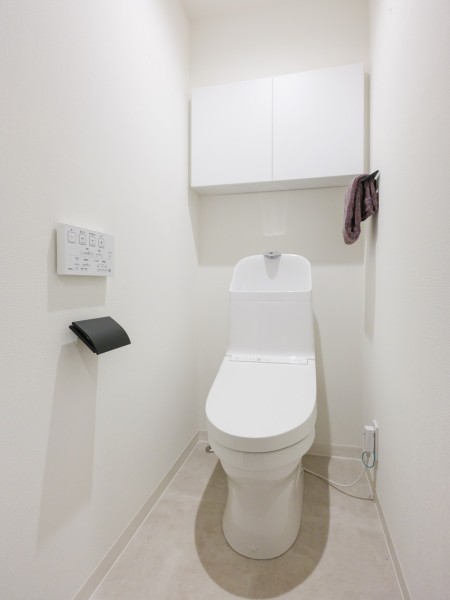 優れた節水効果や汚れが付きにくい便座など、ほしかった機能が揃ったウォシュレット一体型トイレです。上部には吊戸棚を備え付けました。