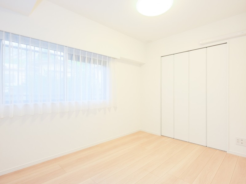 洋室1はリビングから一番遠く、プライベート性が高いお部屋です。収納力のあるクローゼットを2つ備え付けたので、荷物や衣類をたっぷり収納いただけます。