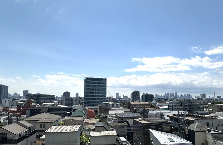 青々と広がる大空の眺めを掌中におさめることができる眺めを楽しめます。凛とした空気が流れ、日々をアップデート。めいっぱいリフレッシュできます。