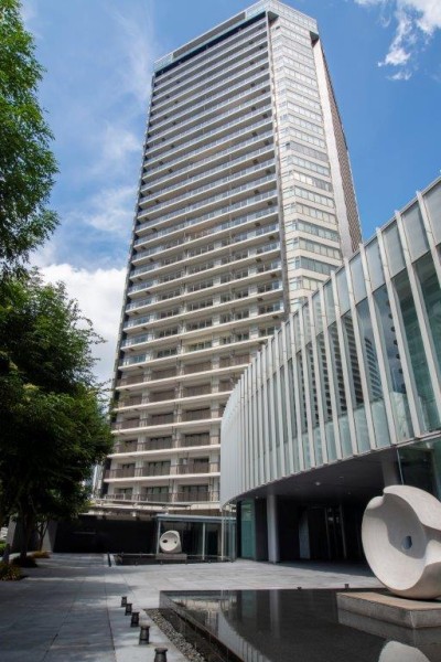 地上３０階建ての白を基調にした透明感溢れるフォルムの外観です。空の青さと緑の風景を受けとめる、のびやかな佇まいは、いつの時代も輝きを失わない洗練されたタワーマンションです。