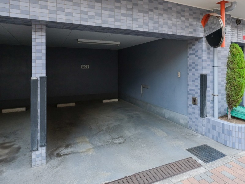 平置きの分譲駐車場付きです。雨天時の乗り降りでも濡れることなくお出かけできます。