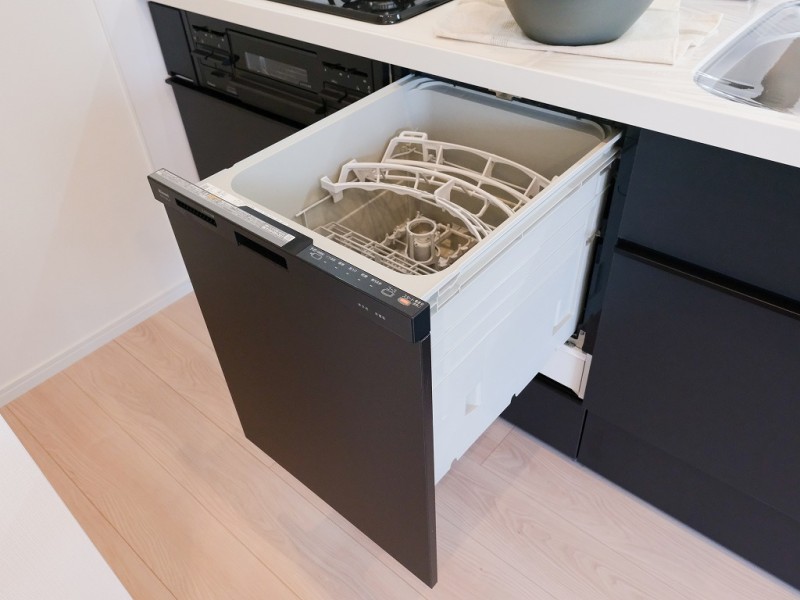 ◆食器洗浄乾燥機◆家事の時間を短縮できる優れもの。さらに節水・節約を同時に行うことができるので、大変人気があり重宝します。