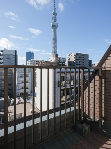 洋室1,2に面したバルコニーは南東向きの為、陽当たり良好な心地よい空間です。目前にスカイツリーがあり、都会らしさを感じながらも穏やかな時間が流れます。
