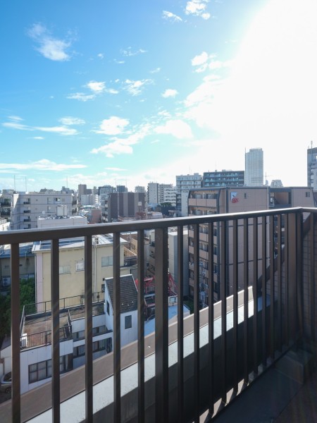 リビング側のバルコニーは、たっぷりの自然光と爽やかな風を感じる憩いの空間です。