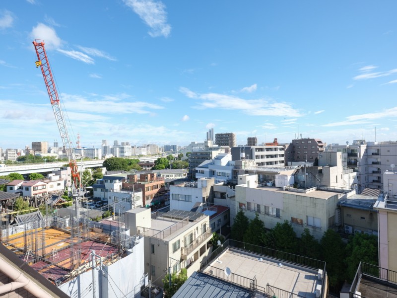 バルコニーからは伸びやかに広がる青空と豊かな緑を臨む、開放感溢れる眺望をお楽しみいただけます。