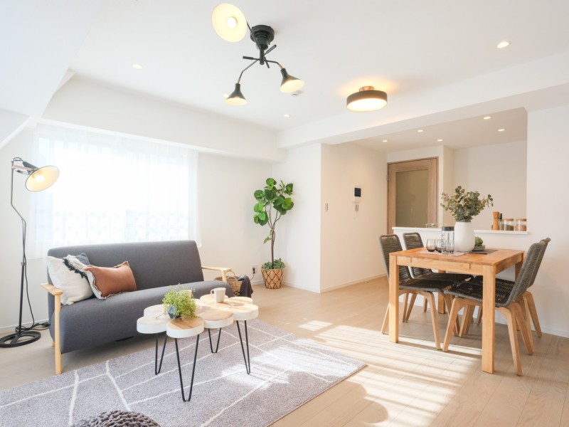 心がほっと落ち着けるやすらぎのお部屋です。上質な時間を愉しむ理想の住まいは、都市に躍動し帰る居住者様のあたたかな空間になっています。