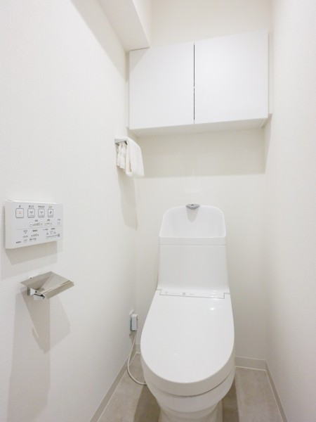 スタイリッシュなレストルーム空間です。優れた節水効果や汚れが付きにくい便座など、ほしかった機能が揃ったウォシュレット一体型トイレです。