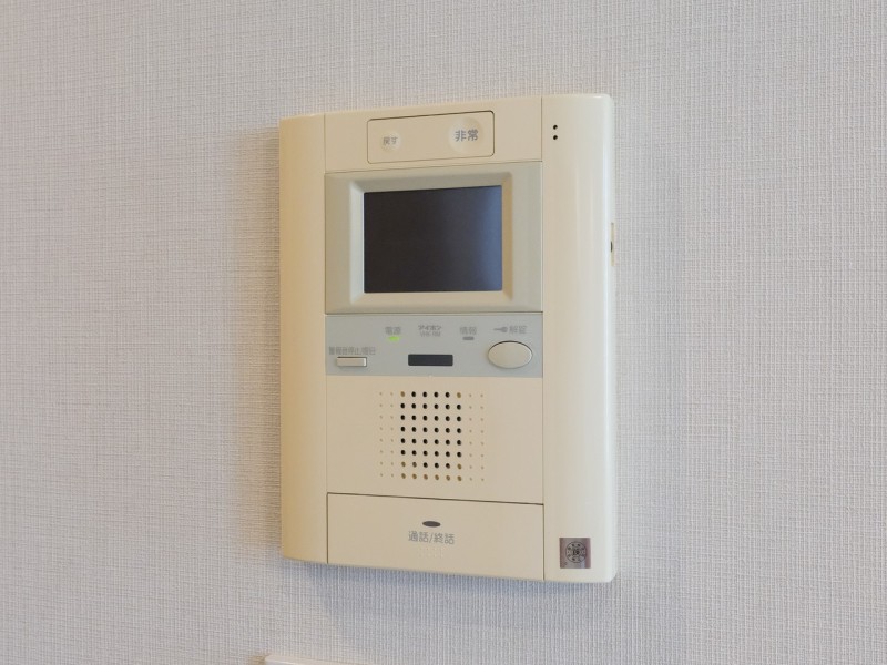 ◆TVモニター付インターホン◆訪ねてきた相手をモニター越しに確認でき、防犯対策に役立ちます。インターホン越しに話をすることが可能です。