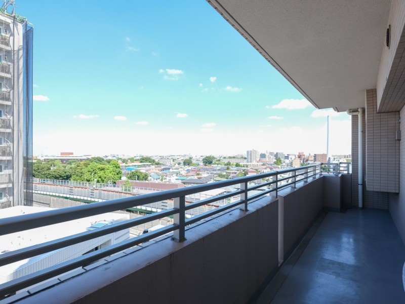 空間をゆるやかに紡ぐ、爽やかな風が感じられるバルコニーです。対暮らしの中で大切な光と風を演出してくれる居心地の良い空間です。