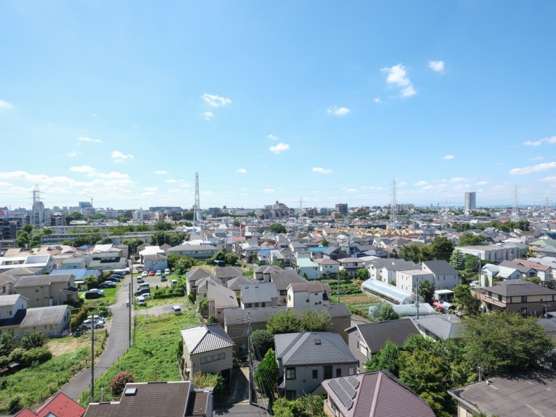 青々とした開けた空を見渡せる開放的な眺望です。遠くの天気もよく見え開放感が溢れるひととき。だんだんと変わっていく空の色を愉しみリフレッシュするのも良さそうです。