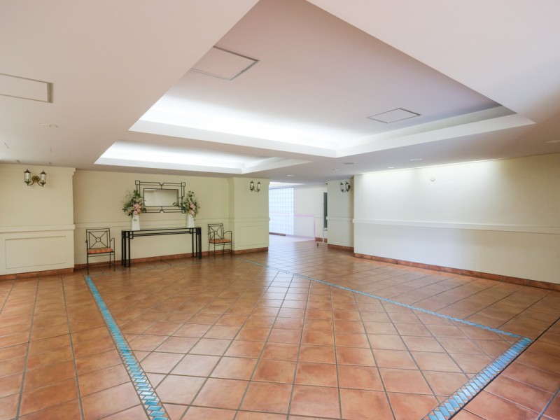 清潔に保たれたマンションエントランスロビーです。広々とした空間が、心地の良い安らぎに満ちた暮らしへ誘います。