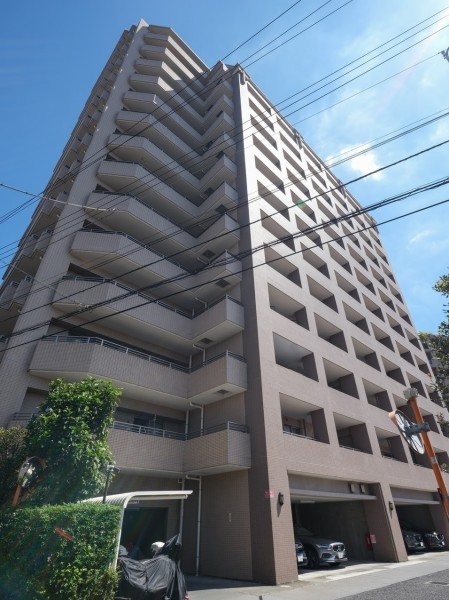 アーデルハイム八幡山は、落ち着いた色合いが美しいタイル貼りの重厚感溢れるマンションです。周辺に高い建物がないので陽当りがよく、住みやすい環境です。