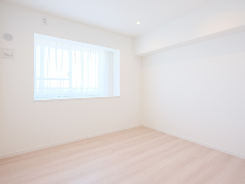 洋室1は穏やかな自然光が入り、のびのびとお過ごしいただけるお部屋です。のびやかな空間の中で、ほっと一息つけるやすらぎの時間が流れます。