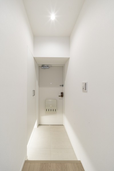 住まいの顔となる玄関には人感センサー照明を備え付けました。夜間や荷物を抱えてのご帰宅の際にも手探りでスイッチを探す必要がなく、いつでも明るい空間が出迎えてくれます。