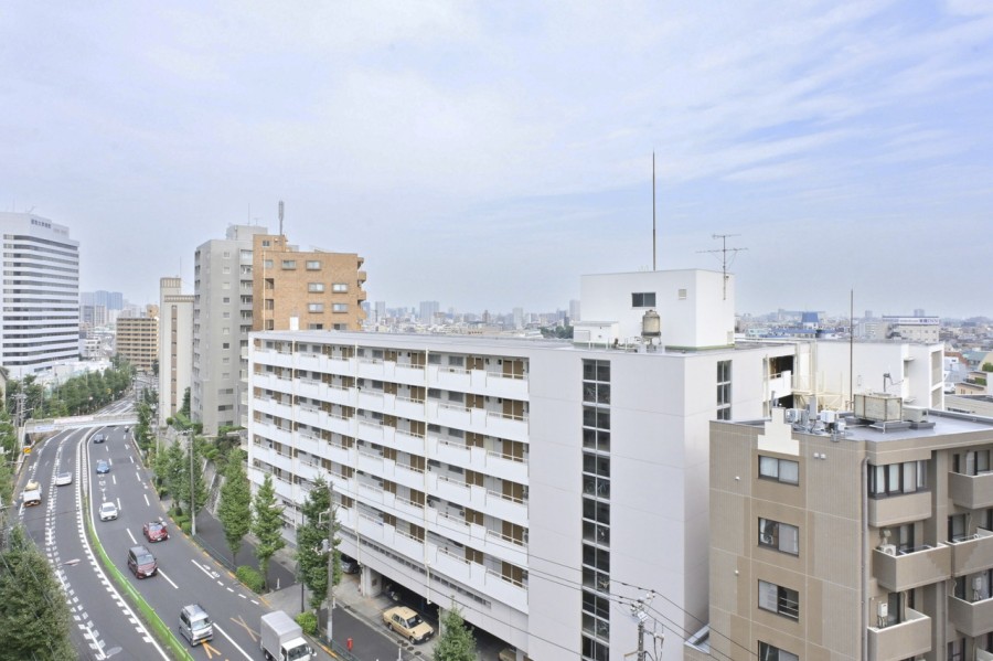 大きく広がる青空を臨む眺望です。９階部分の為、陽当たり良好な心地よい空間です。