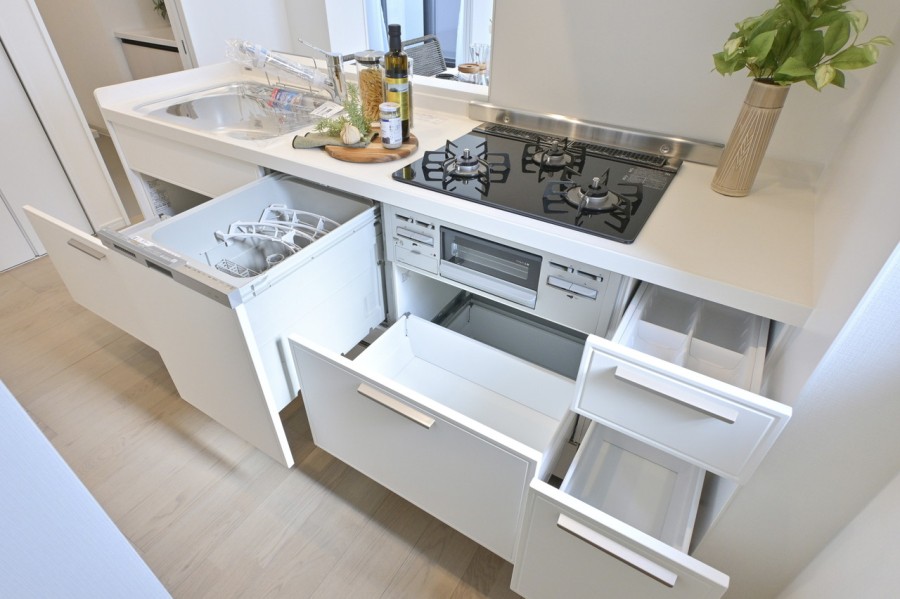 ◆食器洗浄乾燥機◆家事の時間を短縮できる優れもの。さらに節水・節約を同時に行うことができるので、大変人気があり重宝します。