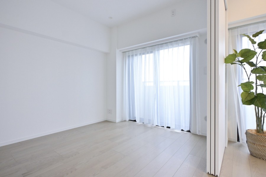 リビングに隣接した洋室1はバルコニーに面した明るいお部屋です。大きなクローゼット付きで居住スペースを広々とお使いいただけます。