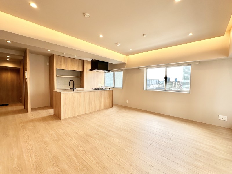 自然感を活かした優しい色合いとゆったりとした抑揚のあるオーク柄を建具に採用しました。上質で美しい木目調が魅力の居住空間です。