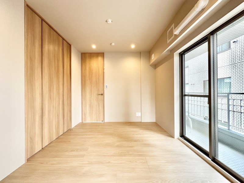 洋室1も温かい陽の光と風通しの良さを感じるお部屋です。巾木を設けず、繊細な技術で丁寧につくりあげた住まいです。