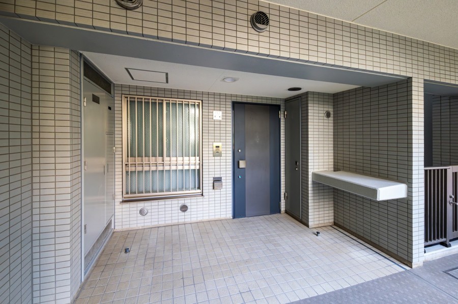 約5.7m²の解放感のあるオープンポーチは、住まいに特別感を与えてくれます。玄関横にはトランクルームも付いています。