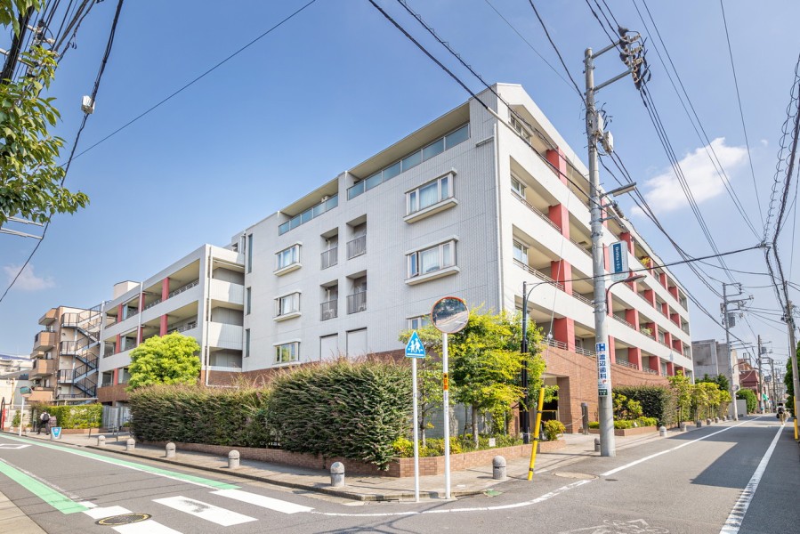 2005年築のファミリー向きのマンションです。人気の池袋駅徒歩8分、目白駅徒歩13分の立地でありながら周辺は、閑静な住環境です。スーパーや小学校、中学校なども徒歩５分圏内にあり、利便性、住環境に優れた立地です。
