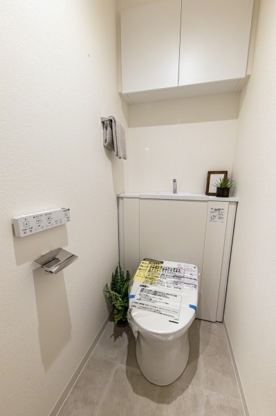優れた節水効果や汚れが付きにくい便座など、ほしかった機能が揃ったウォシュレット一体型トイレです。上部には吊戸棚を備え付けました。
