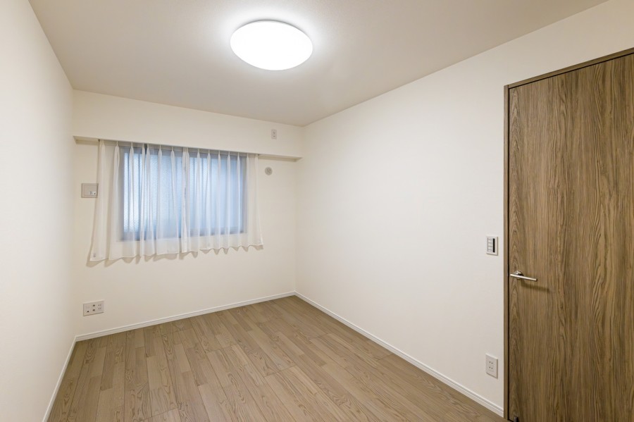 洋室1はリビングから遠く、プライベート性が高いお部屋です。ウォークインクローゼット付きで居室部分を広々とお使いいただけるので、主寝室にもぴったりです。