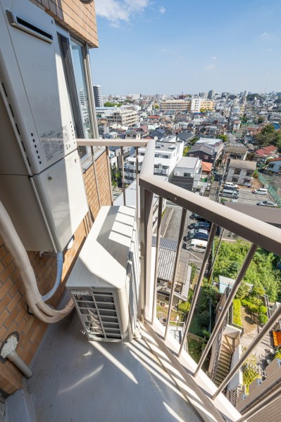 南東向きで明るいバルコニーからは、遠くまで空が見渡せる見晴らしの良い眺望が広がっています。
