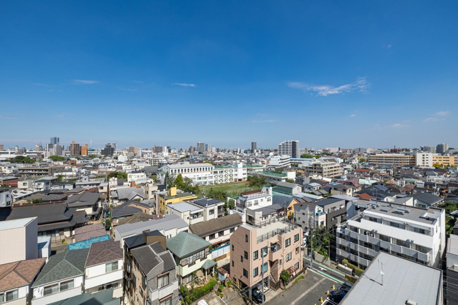 前面を遮る建物もなく、スッキリとした大きな青い空が広がります。大きな空の先には「東京スカイツリー」を望むことができ、都会暮らしを満喫できそうです♪