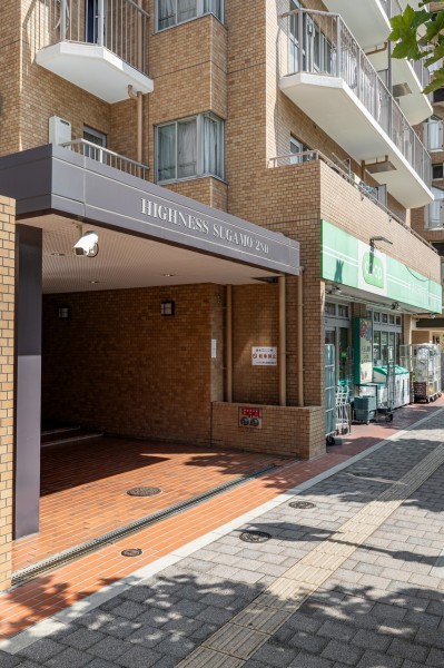 エントランスの外まで管理が行き届いた綺麗なマンションです。1階にはスーパーがあり、とても便利です。2023年共用部大規模修繕工事実施済です。