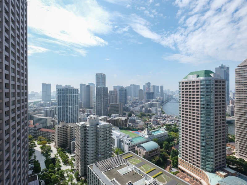 都心の刺激を間近に、ビル群の隙間からのぞく青々とした空を望める眺望です。都心ならではの夜景も楽しめそうですね。