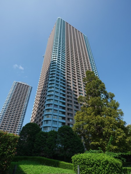 三井不動産旧分譲、総戸数756戸、54階建てのマンションです。美しいガーデンに囲まれ、街のランドマークにふさわしい眺望の広がりとのびやかさは、快適な都市生活を実現するための住まいが叶う住環境です。