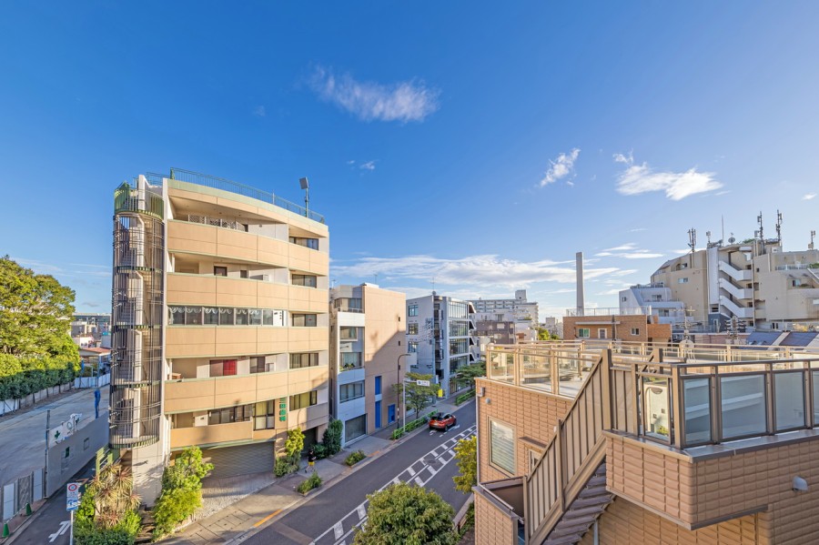 都心の刺激を間近に、青々とした空を望める眺望です。凛とした空気が流れこみ、穏やかな時間が流れます。