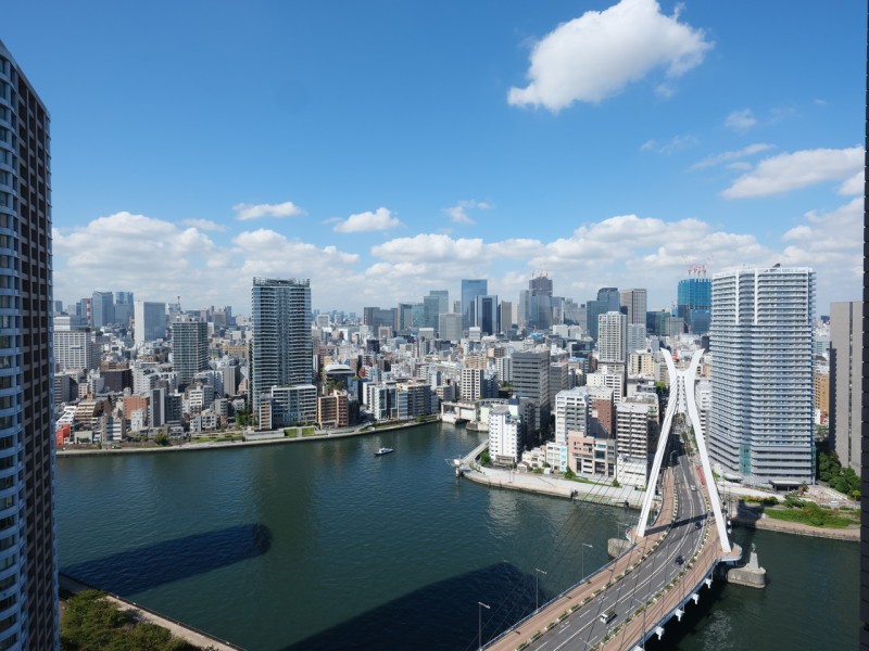 都心らしい高層ビル群と心安らぐ豊かな水と青空が共存した眺望です。のびやかに広がる空が日常になり、至福の時間に包まれる住まいです