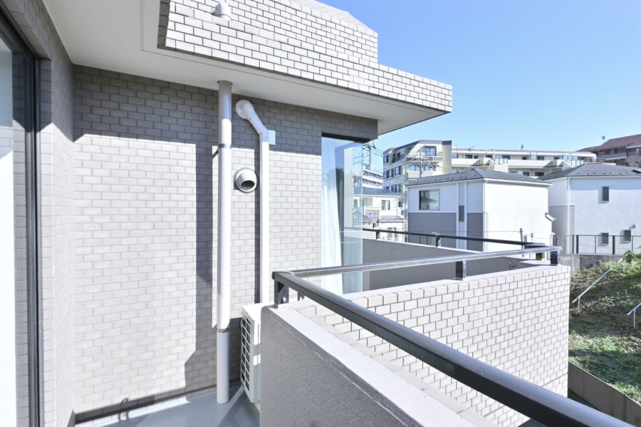 暮らしに大切な光と風を感じることができるバルコニーです。物干し金物付き、天気の良い日には洗濯物がしっかりと乾きそうです。