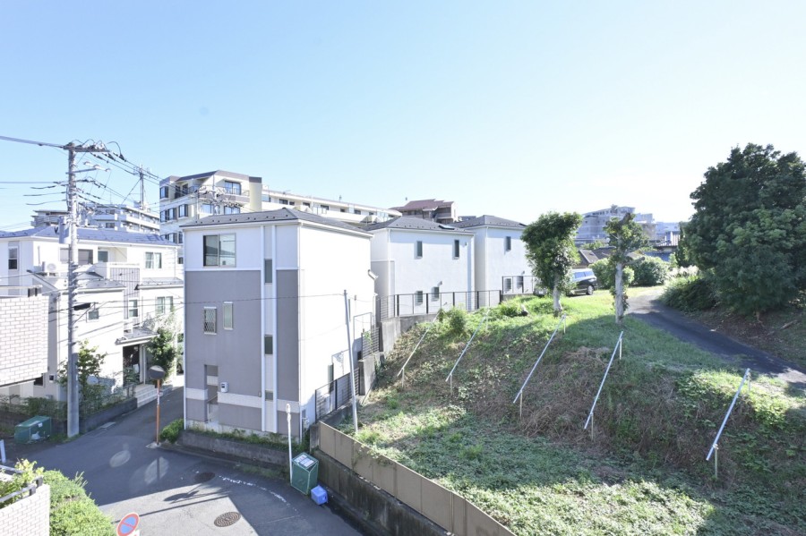 前方に高い建物がないため、広がる空を仰ぐ眺望です。爽やかな青空を見ながら解放感を味わい、ほっと一息つけそうです。