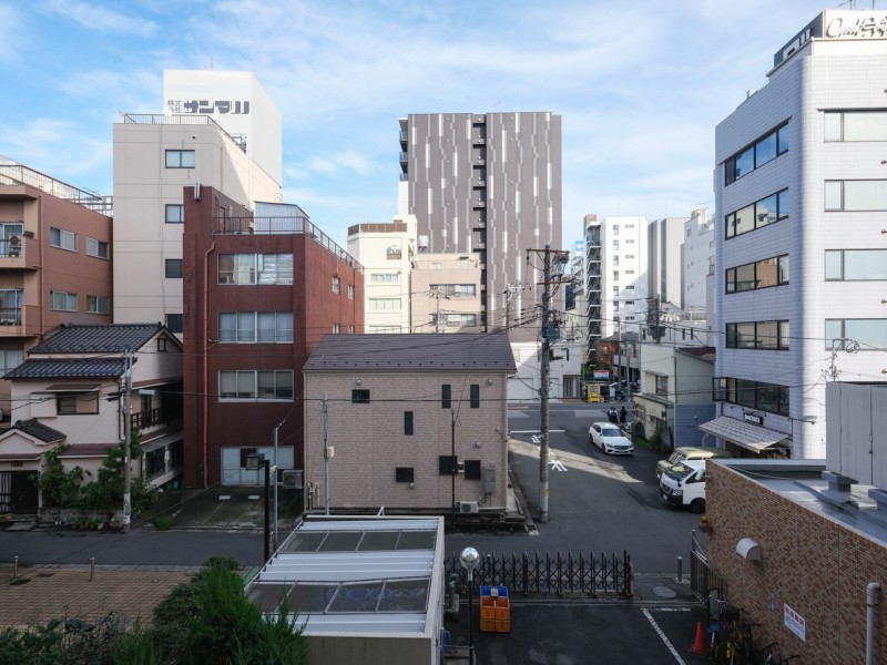 バルコニーからの眺望です。目の前に大きな建物がなく開放的で、見上げると青々とした空を仰ぐことができます。