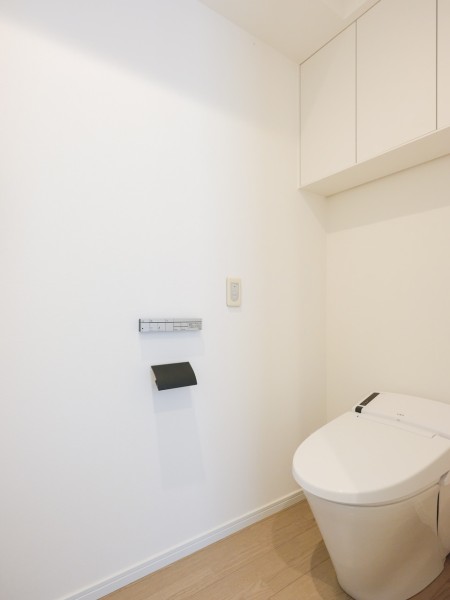 LIXIL製洗浄便座付トイレを新規設置。トイレの向かい側には専用の手洗いボウルを備え付けています。毎日使う場所だからこそ、清潔感と使いやすさを考慮した空間です。