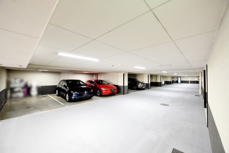 屋内平面駐車場専用使用権付です（月額15000円必要）。屋内ですので、お車も傷みにくく、雨の日の乗り降りなどもしやすいので非常に便利です。